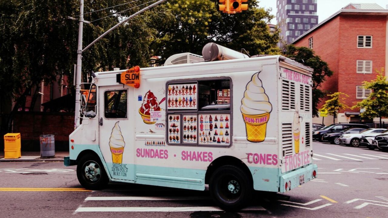 ડોક્યુમેન્ટેશનમાં Shop License, FSSAI લાઈસન્સ, PAN કાર્ડ, આધાર કાર્ડ અને જો આવક ₹20 લાખથી વધુ હોય તો GST નંબરની જરૂર પડશે. આ બિઝનેસ શરૂ કરવાના બે રસ્તા છે, સૌથી પહેલું કે તમે ડાયેરક્ટ Ice Cream વેચો કે કાં તો પછી ઘરેથી જ Ice Cream બનાવીને વેચો. 