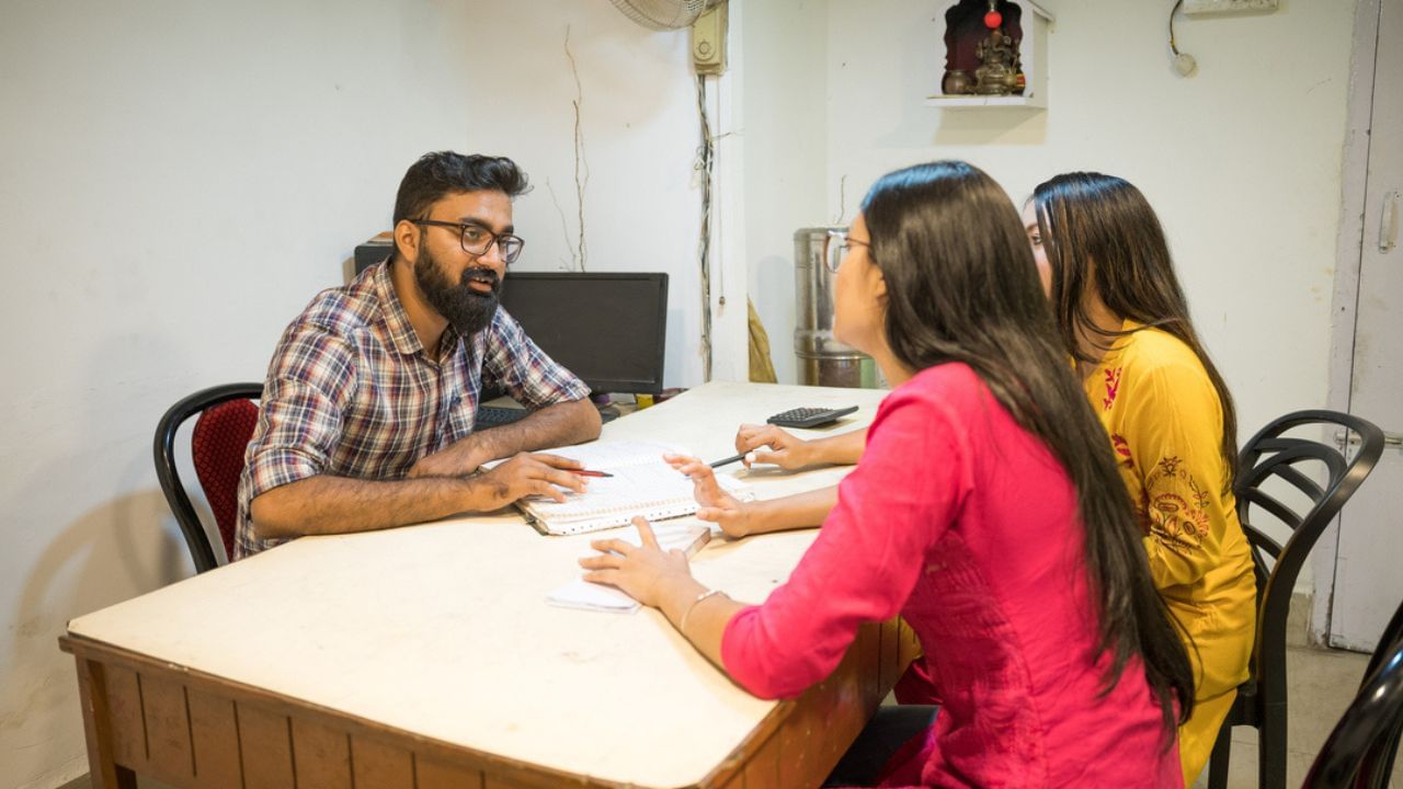 બિઝનેસ શરૂ કરવા માટે શરૂઆતમાં તમારે લગભગ 100 થી 200 ચોરસ ફૂટ જેટલી જગ્યાની જરૂર પડશે. આ જગ્યા તમે ઓફિસ તરીકે ઉપયોગમાં લઈ શકો છો. જો તમે ઓછા રોકાણ સાથે આ બિઝનેસ શરૂ કરવા માંગો છો તો તમે ઘરે બેઠા પણ ચાલુ કરી શકો છો. 