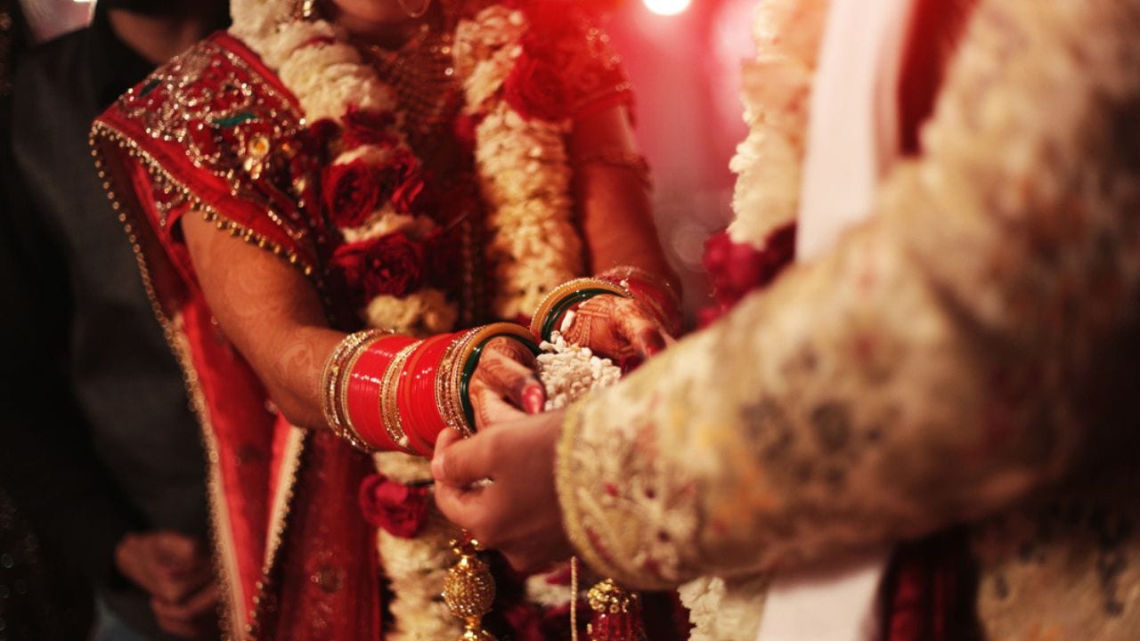 શરૂઆતમાં જો તમે નવા હોવ તો પહેલા 10 ગ્રાહકોને ફ્રી સર્વિસ આપો અને વિશ્વાસ જીતો. મોબાઈલ અને લેપટોપથી એક Excel ડેટાબેઝ બનાવીને પણ વર્ચ્યુઅલ રીતે આ બિઝનેસ શરૂ કરી શકો છો. તમે ઓનલાઈન પોતાની વેબસાઈટ બનાવી શકો છો અથવા તો મેટ્રિમોની પોર્ટલથી પણ બિઝનેસની શરૂઆત કરી શકો છો.