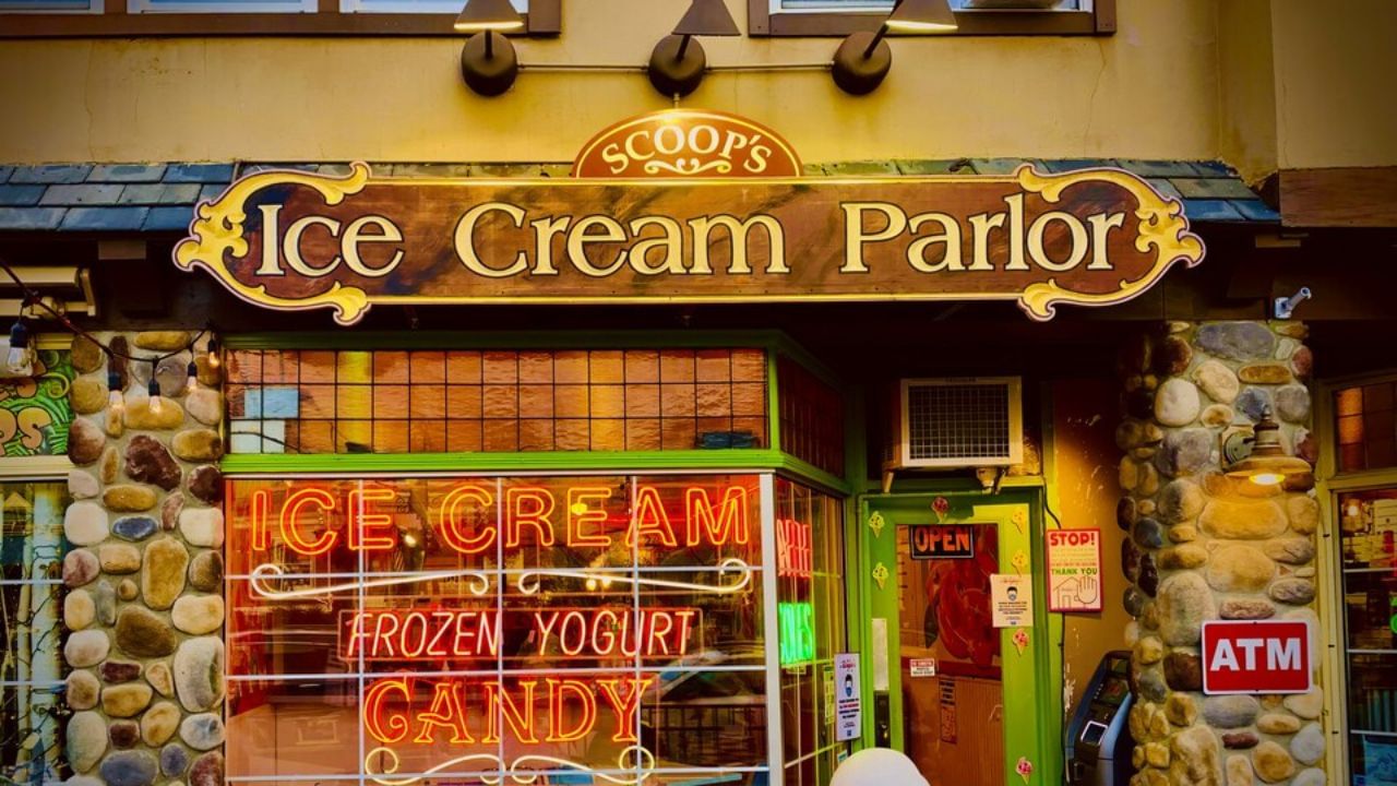 જો તમે ડાયરેક્ટ બ્રાન્ડ સાથે કામ કરો છો તો Amul, Havmor, Vadilal જેવી કંપનીઓના ડિસ્ટ્રિબ્યુટરો સાથે જોડાઈ શકો છો. બીજી તરફ જો તમારે Homemade Ice Cream બનાવવી હોય તો તમે દૂધ, ફ્રેશ ક્રીમ, મિલ્ક પાઉડર, ખાંડ, કોર્નફ્લોર અને ફ્લેવરનો ઉપયોગ કરીને ઘરેથી જ આઇસ્ક્રીમ બનાવી શકો છો.