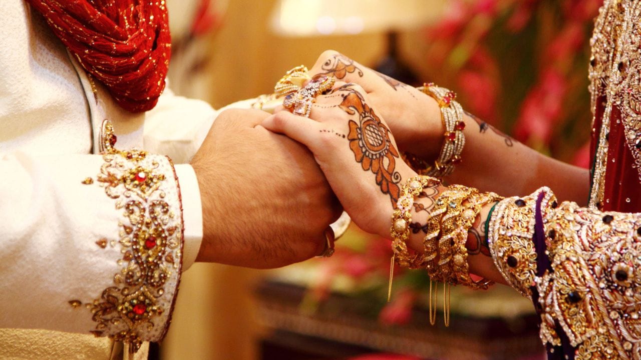 માર્કેટિંગ માટે તમે ન્યૂઝ પેપરમાં જાહેરાત આપી શકો છો. વધુમાં તમે વોટ્સએપ ગ્રુપ બનાવીને તેમાં બિઝનેસને લગતી માહિતી મોકલી શકો છો. આ સિવાય સોશિયલ મીડિયામાં રીલ્સ બનાવીને અને સમાજમાં ખાસ નેટવર્ક બનાવીને તમારો બિઝનેસ પ્રમોટ કરી શકો છો. 