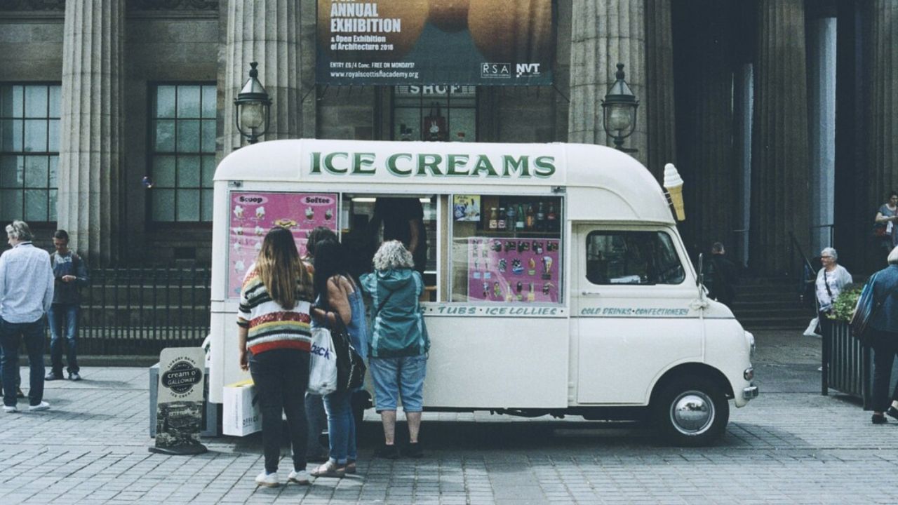 જો તમે દરરોજ 120 કોન વેચો તો આવક ₹3000 થાય છે અને દૈનિક નફો ₹1650 સુધી જઈ શકે છે, જેના આધારે મહિને અંદાજે ₹50,000 થી ₹55,000 સુધી કમાઈ શકાય છે. માર્કેટિંગ માટે શરુઆતમાં "Buy 1 Get 1" જેવી ઓફર આપી શકાય છે. Instagram, WhatsApp Groups પર બિઝનેસના ફોટા અને વિડીયો પોસ્ટ કરો, જેથી બિઝનેસ સારા લેવલે પહોંચે અને વધુ ઓર્ડર મળે. 