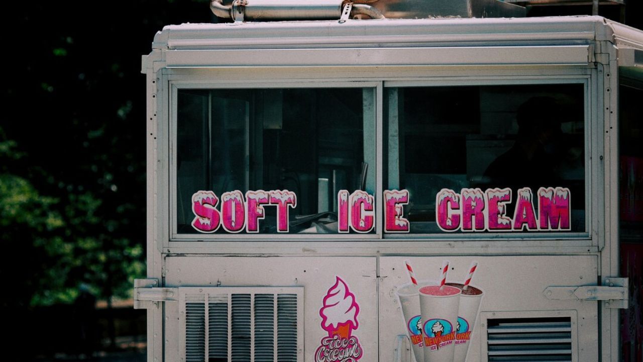 તમે Swiggy અથવા Zomato થકી રજિસ્ટ્રેશન કરીને ઓનલાઈન ઓર્ડર પણ મેળવી શકો છો. શિયાળાના દિવસોમાં જ્યારે આઇસ્ક્રીમનું વેચાણ ઘટે છે, ત્યારે તમે મફિન, હોટ બ્રાઉની અથવા મિલ્કશેક જેવી વાનગીઓ પણ વેચવાનું શરૂ કરી શકો છો, જેથી વેચાણમાં સતત આવક બની રહે.