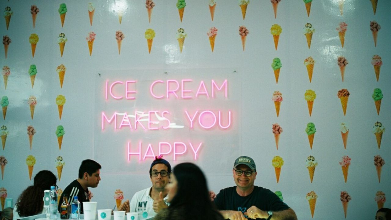 બિઝનેસ માટે જરૂરી સાધનોમાં Freezer, Scooper, Serving Counter, Cone Stand, Disposable Cups & Spoons, Billing System, લાઇટિંગ અને ટેબલ-ખુરશીનો સમાવેશ કરો. 