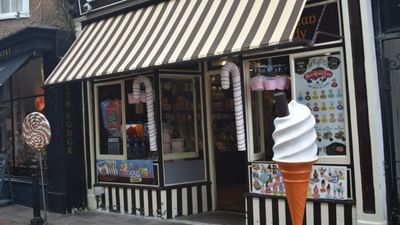 આઇસ્ક્રીમ બિઝનેસ શરૂ કરવા માટે સૌથી પહેલા તમારે એક યોગ્ય જગ્યા નક્કી કરવી. સ્કૂલ-કોલેજ પાસે, બજાર વિસ્તારમાં કે જ્યાં લોકોની અવરજવર વધુ હોય ત્યાં આ દુકાન તમે શરૂ કરી શકો છો. 