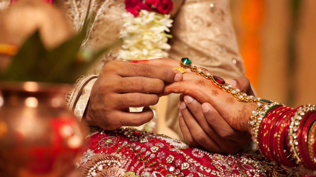 જ્યારે લગ્ન માટે મેચિંગ સફળ થાય છે, ત્યારે તેના પર પણ કમિશન મળતું હોય છે. આ સિવાય વધારાની સર્વિસ જેવી કે ફોટોગ્રાફી, કાઉન્સેલિંગ, જ્યોતિષ સલાહથી પણ વધુ આવક મેળવી શકાય છે. આ બિઝનેસ થકી તમે અંદાજિત મહિને ₹20,000 થી ₹1,00,000 જેટલી આવક થઈ શકે છે. ટૂંકમાં તમે 40% થી 70% સુધીનો નફો કમાઈ શકો છો.