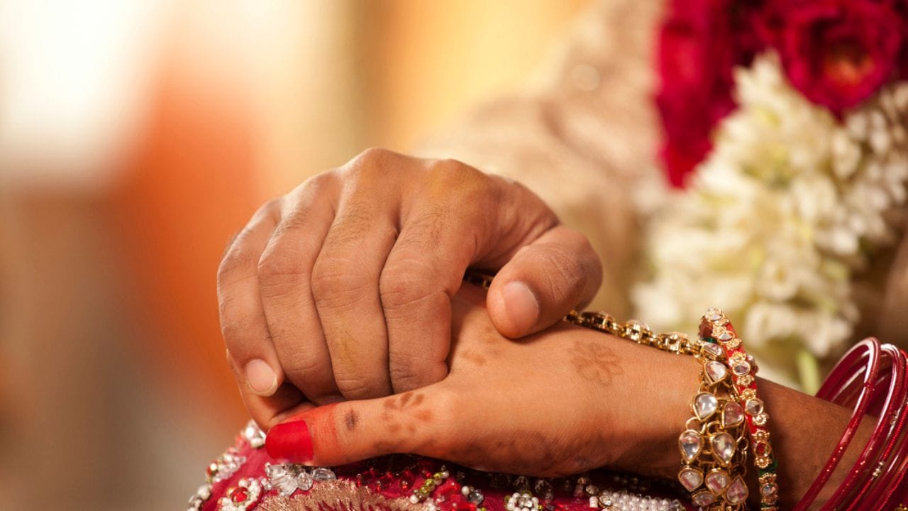 આ બિઝનેસમાંથી આવક મેળવવાની ઘણી રીતો છે. સૌથી પહેલા તો, ગ્રાહકો પાસેથી રજિસ્ટ્રેશન ફી લેવામાં આવે છે. ત્યારબાદ વિવિધ મેમ્બરશિપ પેકેજો જેમ કે બેઝિક, પ્રીમિયમ અથવા એલિટ પ્લાન દ્વારા આવક થઈ શકે છે. 