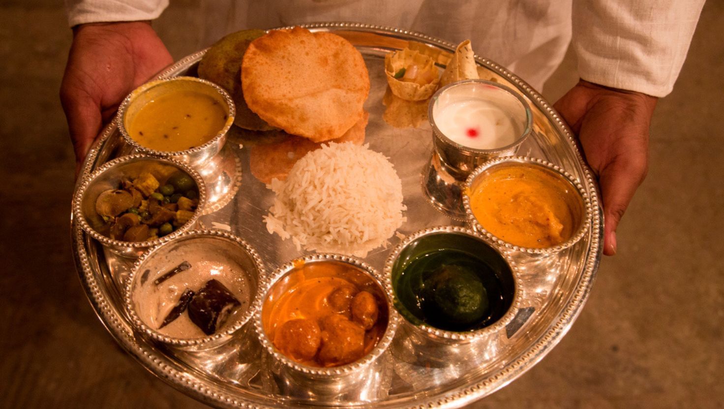 સાધનસામગ્રીની વાત કરીએ તો, રાંધવા માટે મોટા વાસણો, ગેસ-ચુલો, પાણી ગરમ કરવા માટે મશીન, ટેબલવેર અને રસોઈ ગરમ રાખવા માટે ખાસ ડબ્બાની જરૂર પડે છે.