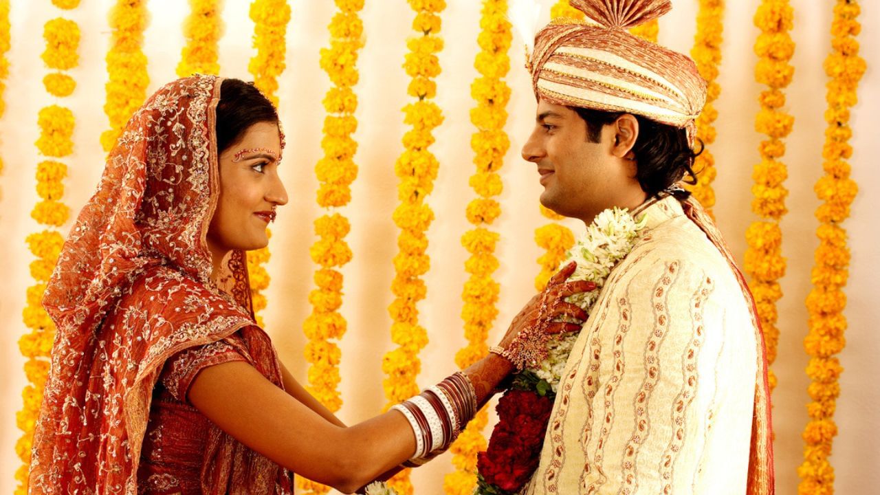 આ બિઝનેસમાં અંદાજે ₹50,000 થી ₹1,00,000 જેટલું પ્રારંભિક રોકાણ કરવું પડી શકે છે. આમાં ઓફિસ ભાડું, ફર્નિચર, લેપટોપ કે કમ્પ્યુટર, ઈન્ટરનેટ કનેક્શન, પ્રિન્ટર, વેબસાઈટ બનાવવી અને માર્કેટિંગને લગતો ખર્ચ સામેલ છે. 