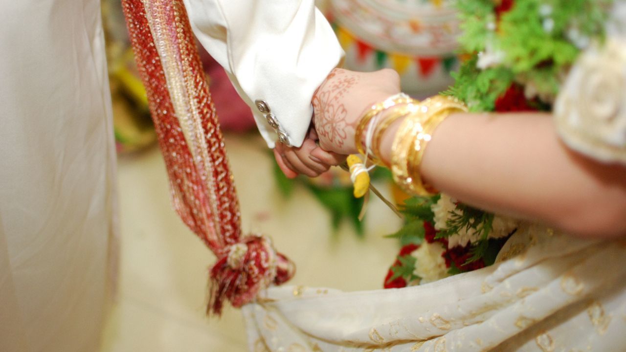 એવામાં એક સારા મેટ્રિમોની બ્યુરોનો વ્યવસાય શરૂ કરવો એ નફાકારક અને સમાજસેવા સાથે જોડાયેલો વ્યવસાય બની શકે છે. જો તમને લોકો સાથે વાતચીત કરવી ગમે છે, સંબંધો સમજી શકો છો અને તમારી પાસે મજબૂત નેટવર્ક છે, તો આ બિઝનેસ તમારા માટે એકદમ યોગ્ય છે.