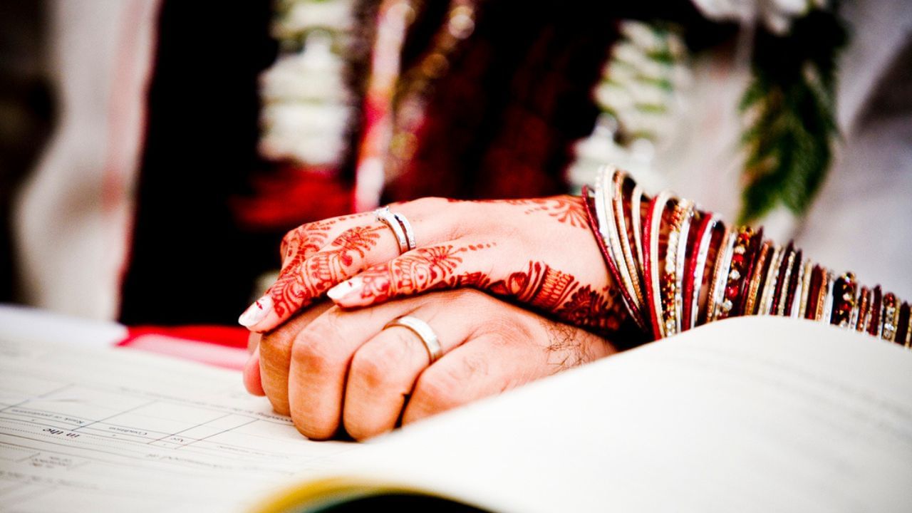 તમે બ્રાહ્મણ, પટેલ, કુંભાર, મુસ્લિમ, ક્રિશ્ચિયન કે અન્ય કોઈ ખાસ સમાજને ધ્યાનમાં રાખીને સ્પેશિયલ સર્વિસ ઓફર કરી શકો છો, જેના કારણે ટાર્ગેટેડ ક્લાયન્ટ મળવા લાગે અને તમારા બિઝનેસનો ગ્રોથ પણ થવા લાગે. 