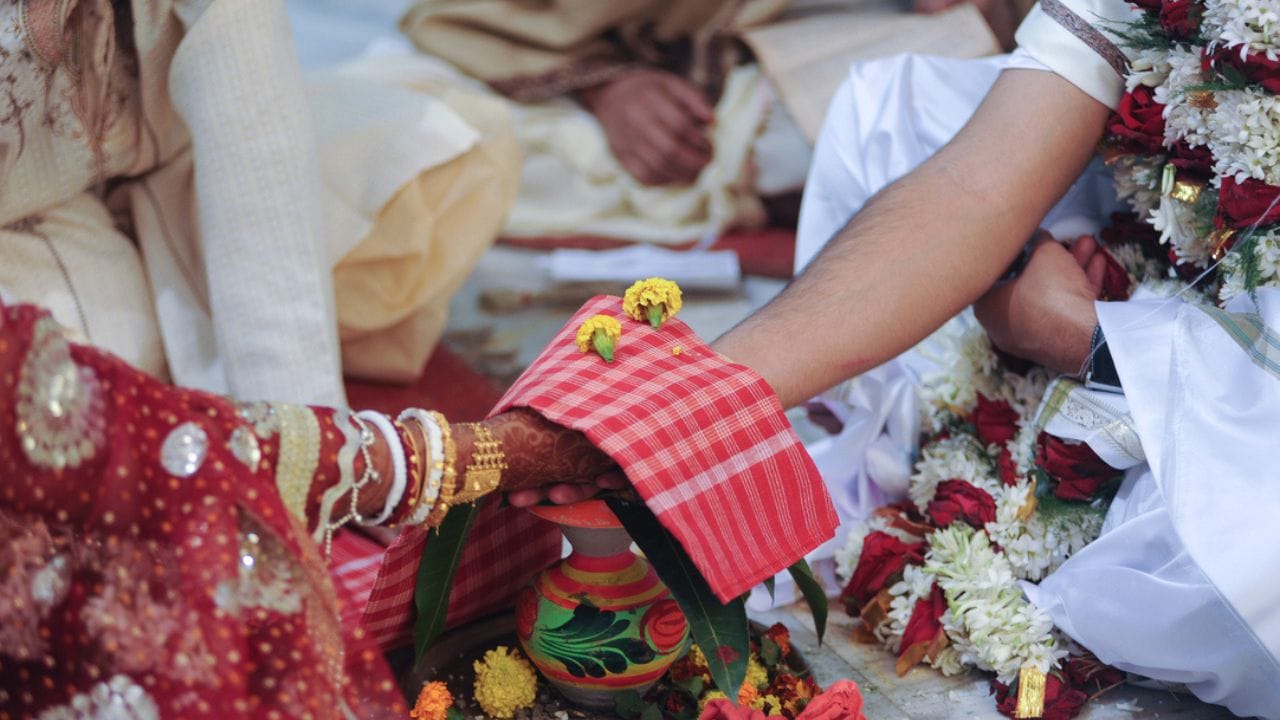 લગ્ન એ દરેક વ્યક્તિના જીવનનું એક પવિત્ર અને મહત્વપૂર્ણ પગથિયું છે. આજના યુગમાં લોકો જીવનસાથી શોધવા માટે ફક્ત પરિવાર કે મિત્રોને નહી પણ મેરેજ બ્યુરોનો પણ સહારો લે છે.