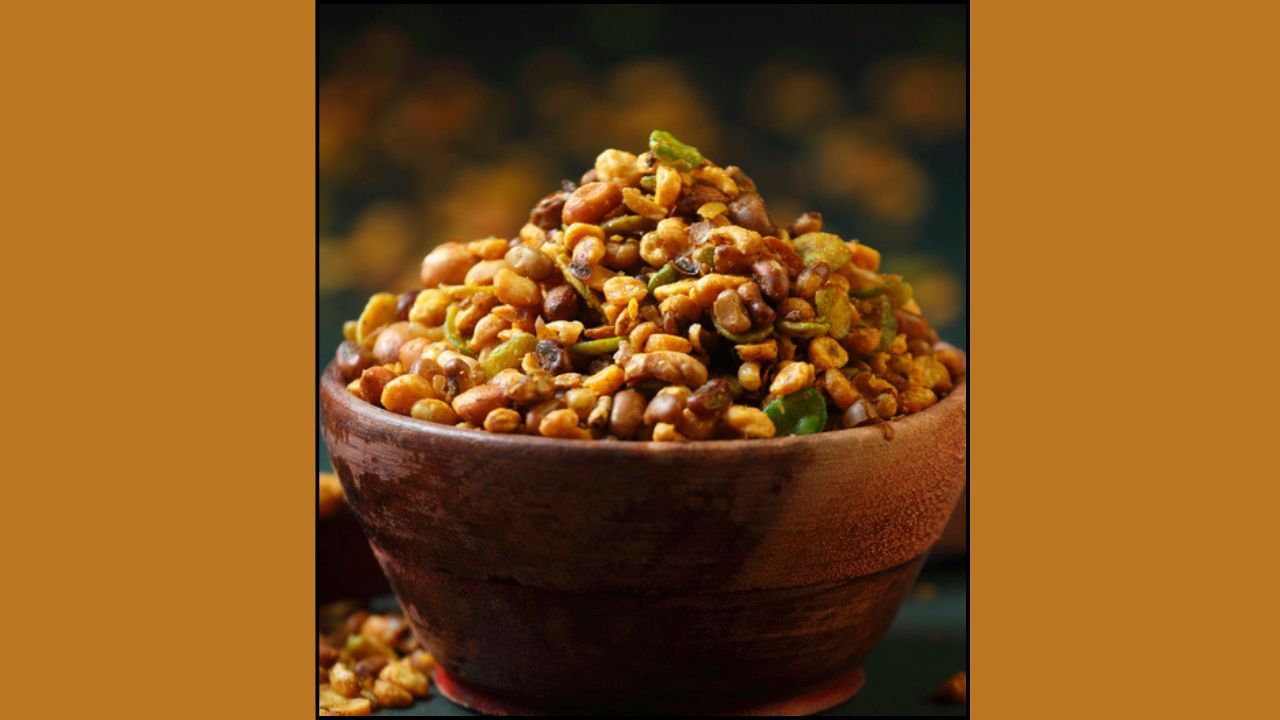 ત્યારબાદ ફૂડ ડિલિવરી એપ્સ, કિરાણાની દુકાનો અને લોકલ માર્કેટમાં સપ્લાય શરૂ કરો. પ્રોડક્ટ્સ માટે બ્રાન્ડ નામ અને લોગો બનાવો. Canva કે Photoshop માં સરળ પેકેજિંગ ડિઝાઇન બનાવી શકાય છે. Visiting cards અને WhatsApp catalouge દ્વારા પણ ગ્રાહકોને ટાર્ગેટ કરી શકાય છે.