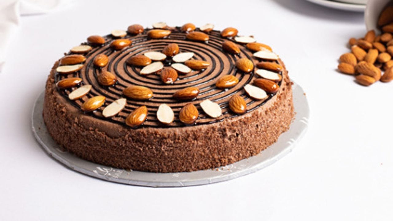 ચોકલેટ વ્હીટ કેક બનાવવા માટે કેટલીક સામગ્રીની જરુરત પડશે. ઘઉંનો લોટ, કોકો પાઉડર, બેકિંગ પાઉડર, બેકિંગ સોડા, ખાંડ, દૂધ, તેલ, વેનીલા એસેન્સ, લીંબુનો રસ, ચોકલેટ ચિપ્સ અથવા ડ્રાયફ્રુટ સહિતની સામગ્રીની જરુર પડશે. 