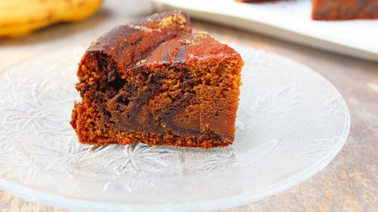 સૌ પ્રથમ એક બાઉલમાં ઘઉંનો લોટ, કોકો પાવડર, બેકિંગ પાવડર અને બેકિંગ સોડા ચાળી લો. હવે એક અલગ વાસણમાં દૂધ, ખાંડ, તેલ અને વેનીલા એસેન્સ મિક્સ કરો.