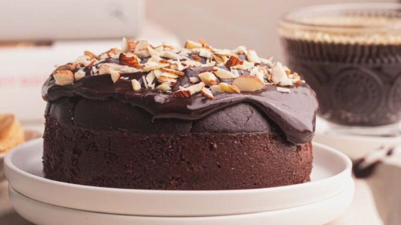 હવે ધીમે ધીમે આ બધી સૂકી સામગ્રીને ભીની સામગ્રીમાં મિક્સ કરો.છેલ્લે લીંબુનો રસ અથવા વિનેગર ઉમેરો અને મિક્સ કરો.