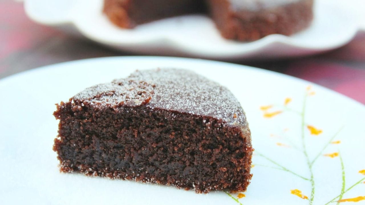 હવે એક પ્રેશર કૂકર લો, તેમાં 1 કપ મીઠું અથવા રેતી ફેલાવો. તેના પર સ્ટેન્ડ અથવા સ્ટીલનો બાઉલ મૂકો, તેને ઢાંકી દો અને ધીમા તાપ પર 10 મિનિટ માટે પહેલાથી ગરમ કરો.