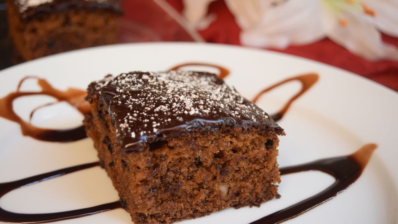 આ બેટરને ગ્રીસ કરેલા ટીન અથવા સ્ટીલના કન્ટેનરમાં રેડો અને તેને ચોકલેટ ચિપ્સ અથવા ડ્રાયફ્રુટ્સથી સજાવો.કેક ટીન કુકરમાં મૂકો અને ઢાંકણ બંધ કરો. કેકને ધીમા તાપે 35-40 મિનિટ સુધી બેક કરો.