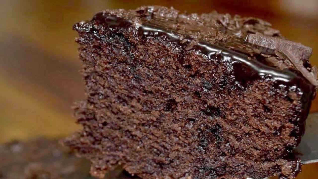 થોડીવાર રાંધ્યા પછી, કેકમાં સ્ટીકથી ચેક કરી લો. સ્ટીક પર મિશ્રણ ચોટેલુ ના હોય તો કેક બનીને તૈયાર થઈ ગઈ છે. ત્યારબાદ તમે કેકને સર્વ કરી શકો છો.  