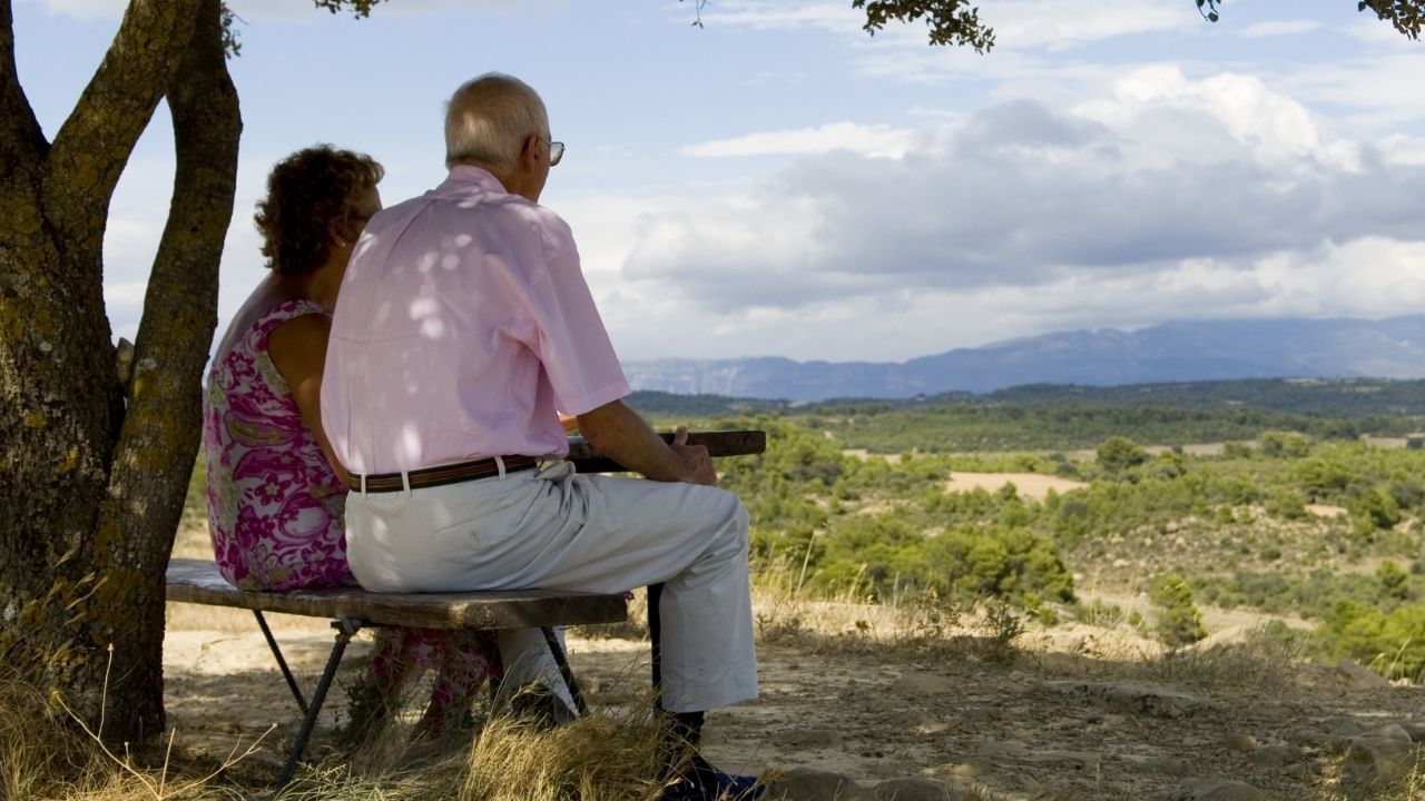 ભારતમાં છોકરીઓ માટે લગ્નની કાયદેસર વય 18 અને છોકરાઓ માટે 21 છે. જોકે, આ ફક્ત કાયદેસર માપદંડ છે. લગ્ન માટે મહત્વની છે બંનેની શારીરિક, માનસિક અને ભાવનાત્મક પરિપક્વતા. જેમ જેમ સમય પસાર થયો છે, પ્રેમ અને સંબંધોની વ્યાખ્યા પણ વિસ્તરી છે. હવે લોકો ઉંમર નહીં, પણ વ્યક્તિત્વ અને સમજણને વધુ મહત્વ આપે છે.