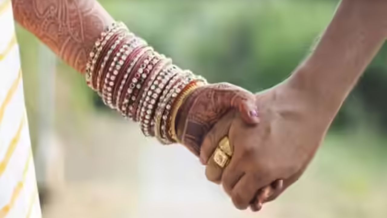 ચાણક્ય નીતિ પતિ-પત્ની વચ્ચેના સંબંધોને મજબૂત બનાવવા અને તેને તૂટતા અટકાવવાના ઉપાયો પણ આપે છે. આ માટે, એવું કહેવાય છે કે પતિ-પત્નીએ એકબીજા સાથે વાતચીત જાળવી રાખવી જોઈએ. જો કોઈ સમસ્યા હોય તો બંનેએ એકબીજા સાથે વાત કરીને ઉકેલ શોધવો જોઈએ.