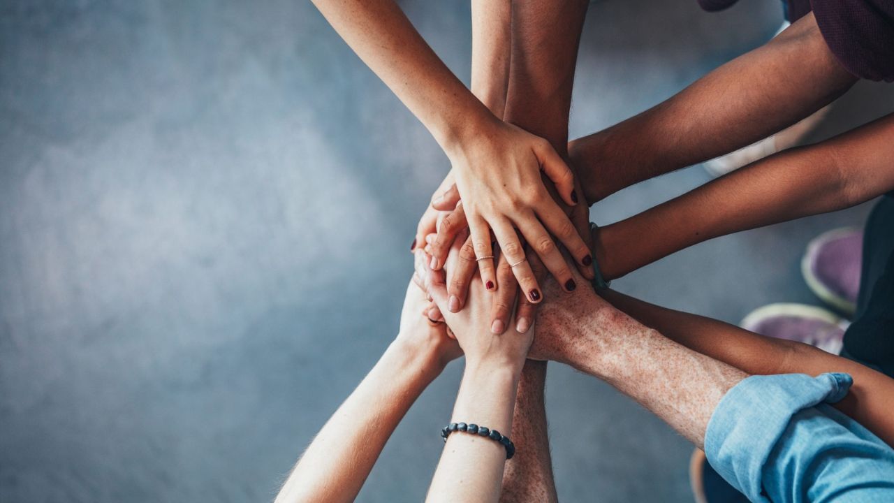 જે વ્યક્તિ દુ:ખના સમયે નિઃસ્વાર્થપણે તમારો સાથ આપે છે તે તમારો સાચો મિત્ર હોઈ શકે છે. જો કોઈ મિત્ર મુશ્કેલી, બીમારી, દુશ્મન હુમલો કરે ત્યારે, રાજદરબારમાં અને સ્મશાનમાં તમારી સાથે ઉભો રહે છે, તો તે તમારો સાચો મિત્ર છે. આવા સમયે તમે તમારી મિત્રતાની કસોટી કરી શકો છો.
