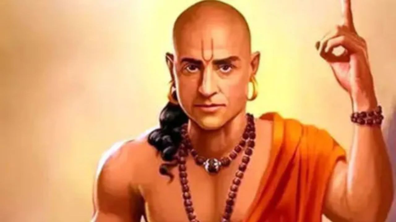 ચાણક્ય નીતિમાં આચાર્ય ચાણક્યએ જીવનની જટિલતાઓને કેવી રીતે ઉકેલવી તે સરળ રીતે સમજાવ્યું છે. જેમ જીવન જીવવા માટે હવા, પાણી, ખોરાક વગેરેની જરૂર છે, તેવી જ રીતે સારું જીવન જીવવા માટે પૈસાની જરૂર છે. હાલમાં, પૈસાનું મહત્વ વધુ વધી ગયું છે. પરંતુ કેટલાક લોકો પાસે પૈસા છે પણ તે કંઈ નથી જેટલું સારું છે. આચાર્ય ચાણક્ય જણાવે છે કે આવા લોકોના પૈસા નકામા છે. આવી સ્થિતિમાં, ચાલો જાણીએ કે આચાર્ય ચાણક્ય કયા ધનને કામનું માને છે અને કયુ નકામું.
