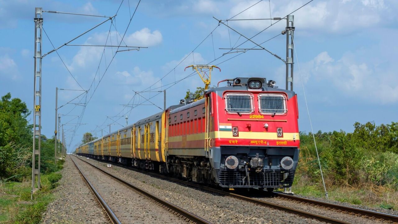 રહેવાની વ્યવસ્થા: જો તમે તમારી મુસાફરી દરમિયાન રહેવા માટે સારી હોટેલ અથવા હોમસ્ટે શોધી રહ્યા છો તો ભારતીય રેલવે તમારી કન્ફર્મ ટ્રેન ટિકિટ સાથે IRCTC ડોર્મિટરીમાં રહેવાની વ્યવસ્થા કરે છે. તમે ફક્ત 150 રૂપિયા ખર્ચ કરીને 24 કલાક માટે બેડ અને ખાનગી વોશરૂમ મેળવી શકો છો.
