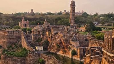 ભારતના સૌથી મોટા કિલ્લાઓની યાદીમાં પહેલું નામ રાજસ્થાનના ચિત્તોડગઢ કિલ્લાનું છે. તે લગભગ 700 એકરમાં ફેલાયેલું છે અને એક ટેકરીની ટોચ પર આવેલું છે. આ કિલ્લો મેવાડનું ગૌરવ રહ્યું છે અને રાણી પદ્મિની અને રાણા રતન સિંહ જેવા ઐતિહાસિક પાત્રો સાથે સંકળાયેલું છે. કિલ્લાની અંદર તમને ઘણા નાના મહેલો, મંદિરો અને પાણીના સ્ત્રોત જોવા મળશે. તેની મુલાકાત લેવા માટે 1 દિવસ પણ પૂરતો નથી.