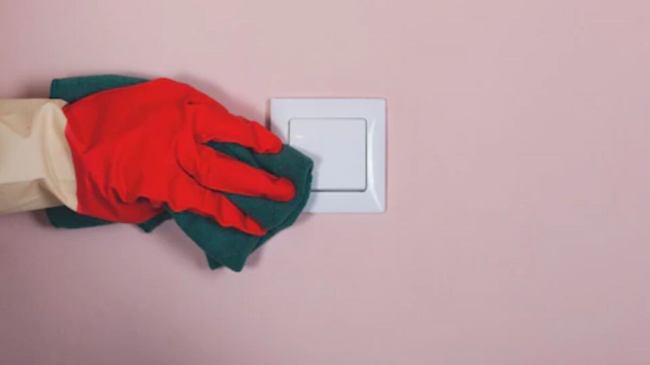 ટૂથપેસ્ટનો કમાલ જુઓ: દરેક ઘરમાં દાંત સાફ કરવા માટે ટૂથપેસ્ટ હોય છે. તેનો ઉપયોગ કરીને તમે તમારા દાંત તેમજ તમારા ઘરના સ્વીચબોર્ડને ચમકદાર બનાવી શકો છો. સૌ પ્રથમ સફેદ ટૂથપેસ્ટ લો. તે જેલ ન હોવી જોઈએ. હવે આ પેસ્ટને સ્વીચબોર્ડ પર લગાવો. આ પછી જૂના ટૂથબ્રશથી સ્વીચબોર્ડને હળવા હાથે ઘસો. આ દરમિયાન લાઈટ બંધ કરો. થોડીવાર ઘસ્યા પછી તેને થોડી વાર છોડી દો અને પછી તેને સૂકા કપડાથી સાફ કરો.