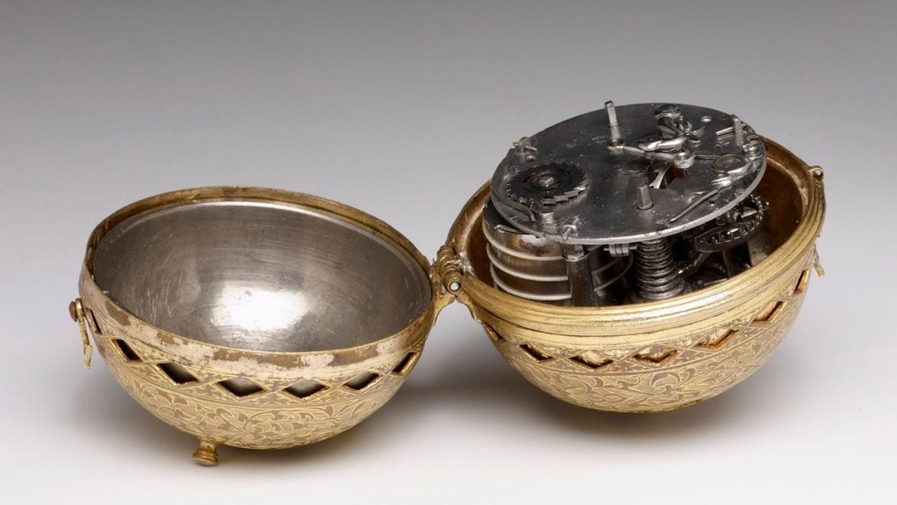 વિશ્વની પહેલી ઘડિયાળ "વોચ 1505" અથવા "પોમંડર વોચ" તરીકે ઓળખાય છે, જે જર્મન પીટર હેનલેઈન દ્વારા બનાવવામાં આવી હતી. તેમણે આ ઘડિયાળ વર્ષ 1505 માં એટલે કે લગભગ 520 વર્ષ પહેલા બનાવી હતી.