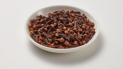 લવિંગને માત્ર સ્વાદ વધારવા માટે નહીં, પરંતુ આરોગ્ય લાભ માટે પણ ઉપયોગમાં લેવાય છે, ખાસ કરીને તેનું પાણી પીવાથી અનેક આરોગ્ય સમસ્યાઓમાં ફાયદો થાય છે. (Credits: - Canva)