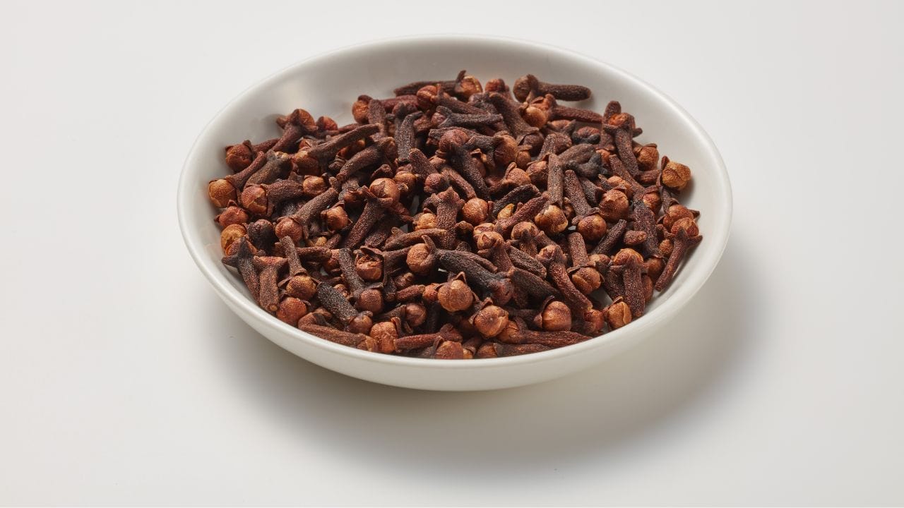 માન્યતા અનુસાર, લવિંગ સકારાત્મક ઊર્જાનું પ્રતીક છે. મંદિરમાં ભક્તિપૂર્વક  લવિંગની જોડી રાખવાથી ઘરના વાતાવરણમાં શુભતા અને શાંતિનો સંચાર થતો માનવામાં આવે છે. (Credits: - Canva)