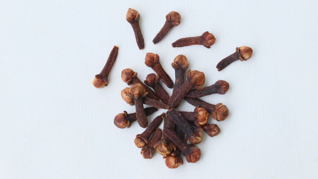 શાસ્ત્રો અનુસાર, લવિંગની જોડી મંદિરમાં ભક્તિભાવથી ચઢાવવાથી શુક્ર અને ગુરુ ગ્રહ સંબંધિત દોષો શમવા લાગે છે અને તેમની કૃપા પ્રાપ્ત થાય છે. (Credits: - Canva)