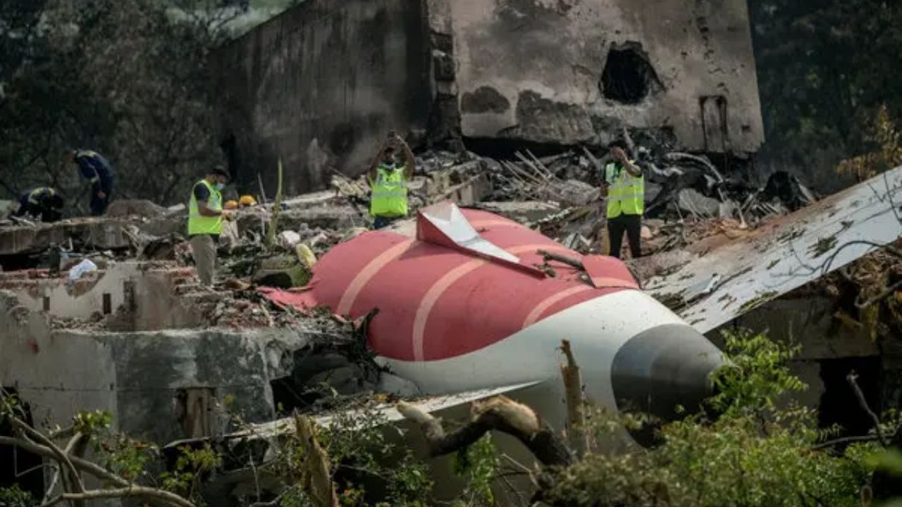 LIDAR, ઈન્ફ્રારેડ સેન્સર્સ અને 360° કૅમેરા વિમાનની આસપાસના ખતરાને પણ જોઈ શકે છે—even in fog or night. એ સાથે GPWS, TCAS, ADS-B જેવી સિસ્ટમ વધુ સક્ષમ બને છે. Graphene, Kevlar અને Nano-Compositesના ઉપયોગથી વિમાન વધુ મજબૂત અને આગપ્રતિરોધક બને છે. સેલ્ફ-હીલિંગ મટીરિયલ નાની તિરાડોને જાતે જ ઠીક કરી શકે છે.