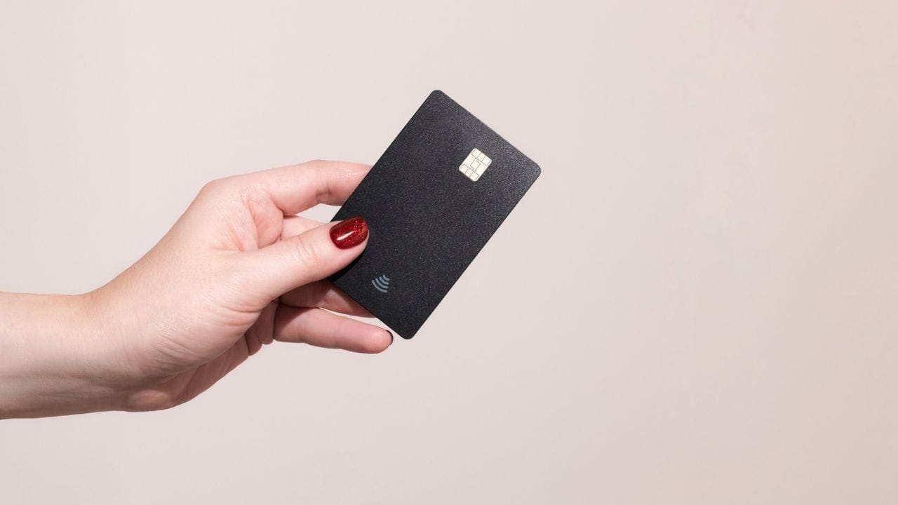 ક્રેડિટ કાર્ડનું દેવું ફક્ત તે વ્યક્તિનું છે જેના નામે કાર્ડ ઈશ્યુ કરવામાં આવ્યું છે. આ એક અસુરક્ષિત લોન છે, એટલે કે તેની સામે કોઈ ગેરંટી લેવામાં આવતી નથી.