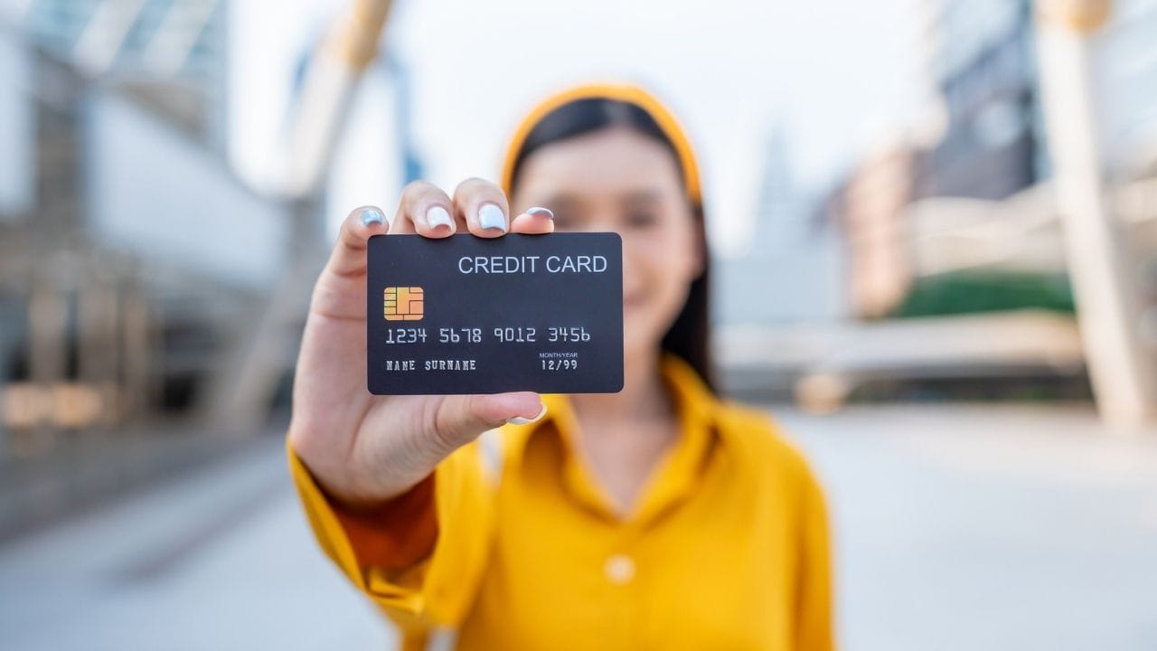 આ વસૂલાત મૃતકની મિલકતમાંથી કરવામાં આવે છે, વારસદારો પાસેથી કરવામાં આવતી નથી. આ સિવાય કે તેઓએ ક્રેડિટ કાર્ડ અથવા લોન માટે સહ-અરજદાર અથવા ગેરંટી આપનાર તરીકે સહી કરી હોય તો ગેરંટી આપનાર પાસે વસૂલવામાં આવે છે.