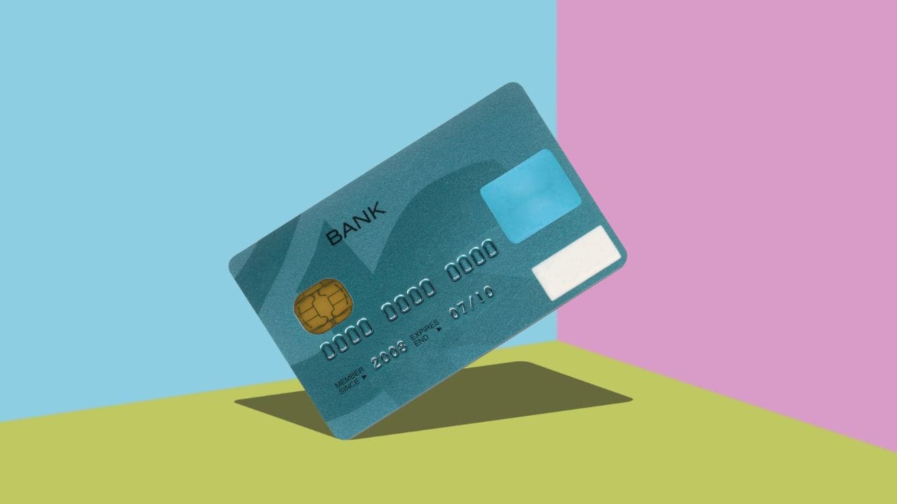 પરિવાર અથવા વારસદારો ફક્ત ત્યારે જ જવાબદાર રહેશે જો તેમણે કાયદેસર રીતે ગેરંટી આપી હોય. સામાન્ય રીતે, ક્રેડિટ કાર્ડની બાકી રકમ વારસદારોને આપી શકાતી નથી સિવાય કે તેઓ સહ-ધારકો અથવા ગેરંટર હોય.