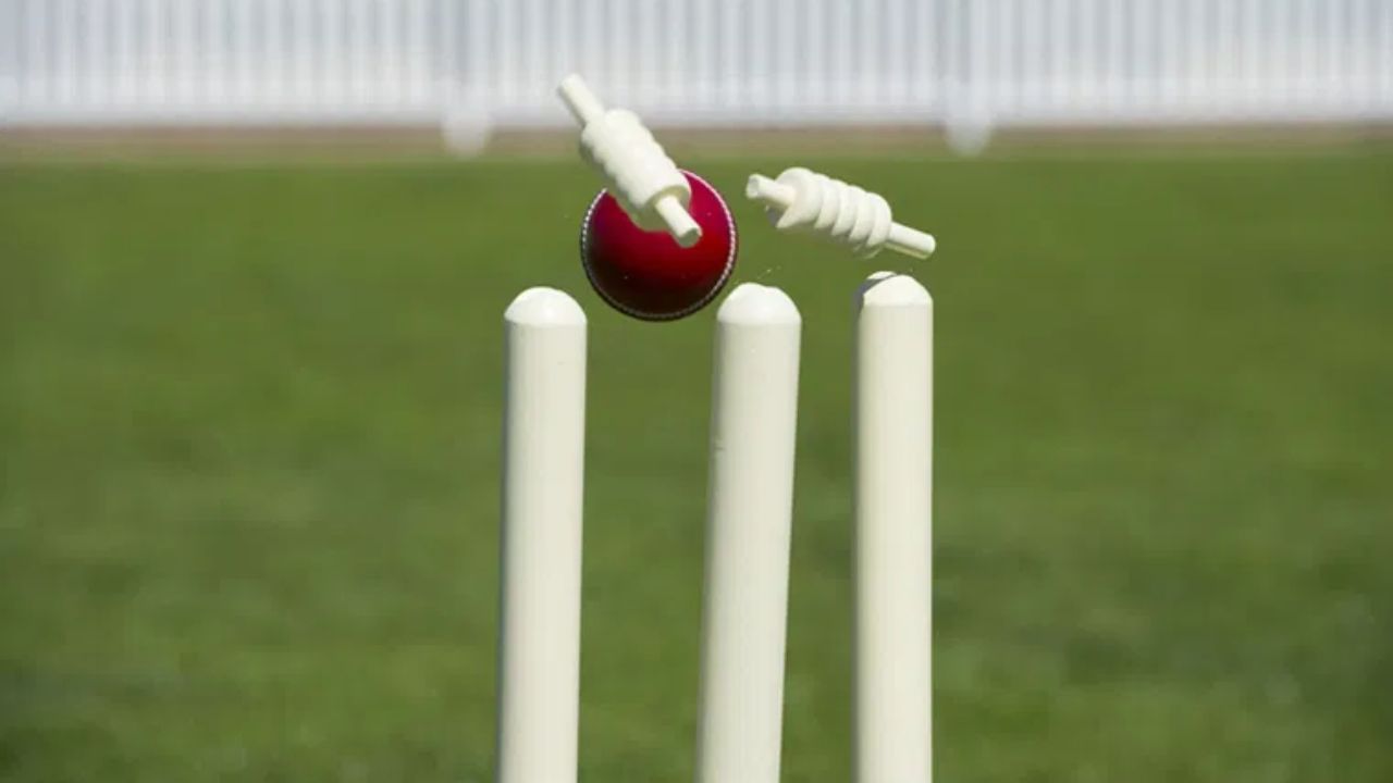 Cricket : રોમાંચક મેચમાં બેટ્સમેન 3 વખત રન આઉટ થતાં માંડ-માંડ બચ્યો - જુઓ Video