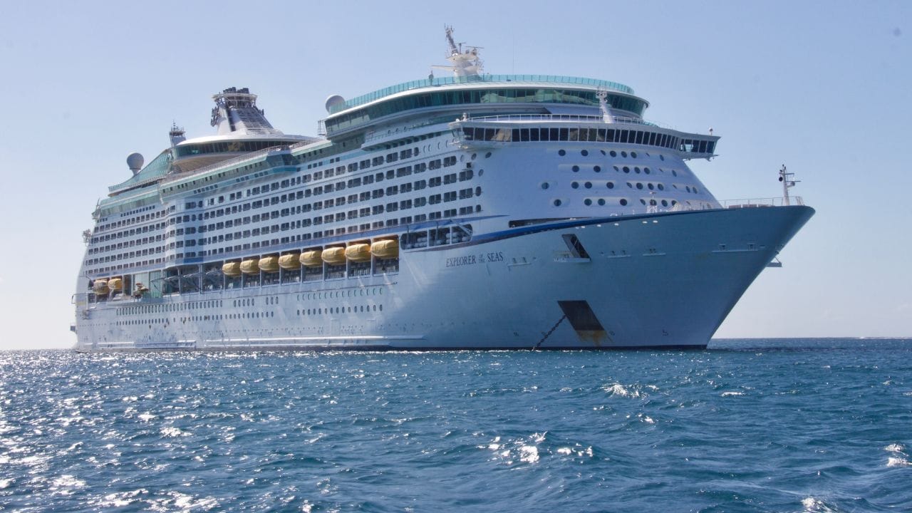 ક્રુઝ પર કેટલાક એવા કડક નિયમો હોય છે. જેનું પાલન કરવું જરુરી બને છે. ક્રુઝ પર કામ કરનાર લોકોને ખુબ સંભાળીને રહેવું પડે છે. ન્યુયોર્ક પોસ્ટના રિપોર્ટ અનુસાર ક્રુઝને ચલાવનાર તેમજ ક્રુઝમાં કામ કરનાર સ્ટાફ મુસાફરો સાથે વાત કરવાથી દુર રહે છે.