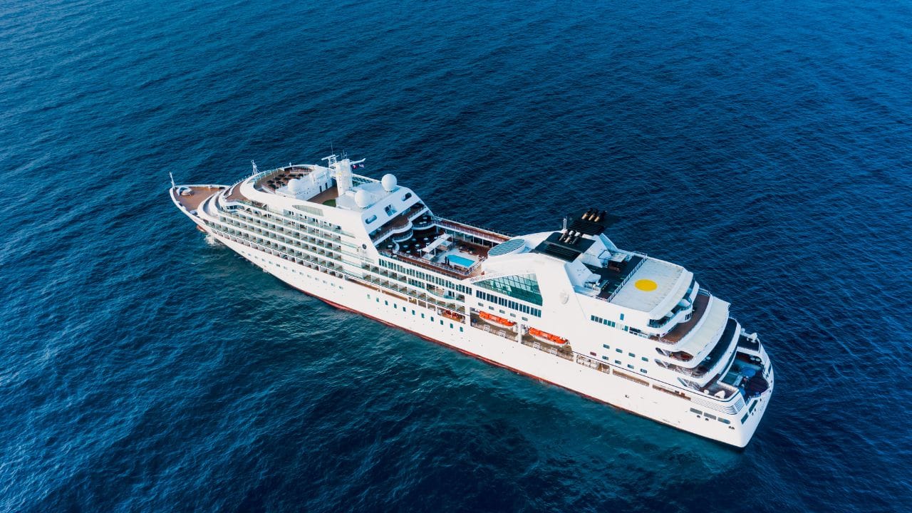 ક્રુઝમાં કામ કરી ચૂકેલા એક વ્યક્તિએ સોશિયલ મીડિયા પર એક વીડિયો શેર કરીને કહ્યું હતુ કે, મુસાફરોની ખુબ નજીક જવું સ્ટાફ માટે સમસ્યાનું કારણ બની શકે છે.