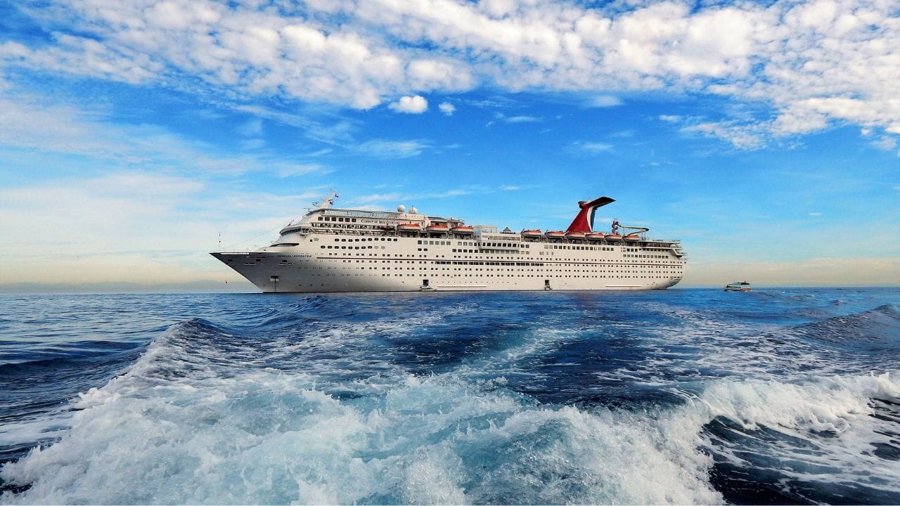 ઓસીએ દાવો કર્યો કે, ક્રુઝ સ્ટાફ નિયમને એટલી ગંભીરતાથી લે છે કે, જો તે કોઈ સ્ટાફ મુસાફરોની નજીક જઈ રહ્યું છે. તો સમસ્યા થઈ શકે છે. સ્ટાફ કોઈ સંબંધ કે આવા કોઈ પ્રયાસ કરતો પકડાય જાય છે. તો તેને નોકરીમાંથી દુર કરવામાં આવે છે. જેમ જેલની સજા પણ થઈ શકે છે. (ALL PHOTO : canva)