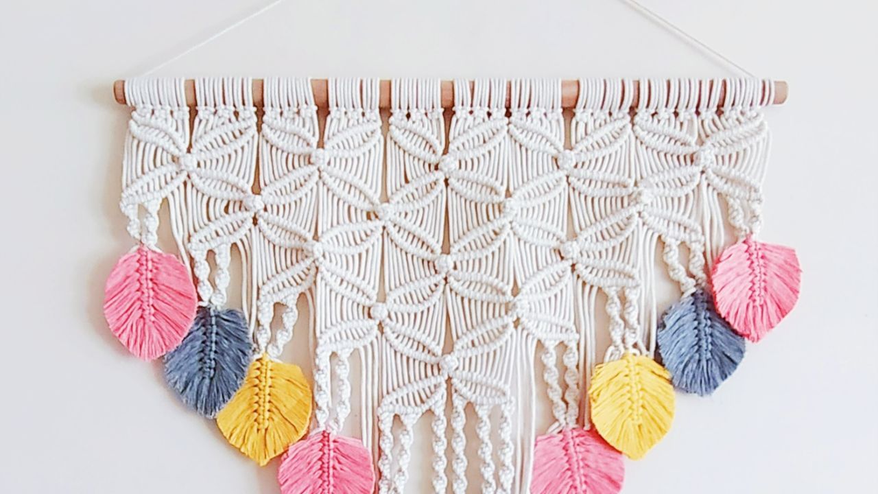 મેક્રેમ આર્ટ શું છે?: મેક્રેમ, જેને ગાંઠ મારીને બનાવેલું આર્ટ તરીકે પણ ઓળખવામાં આવે છે, તે એક પ્રકારની હસ્તકલા છે. જેમાં દોરા અને દોરડાનો ઉપયોગ કરીને ગાંઠો બનાવવામાં આવે છે. સુશોભન વસ્તુઓ અને કાર્યાત્મક વસ્તુઓ ગાંઠો બનાવીને અથવા દોરડામાં વણાટ કરીને બનાવવામાં આવે છે. તેમની મદદથી વિવિધ પ્રકારના પેટર્ન અને ડિઝાઇન બનાવવામાં આવે છે, જે બજારમાં ખૂબ ટ્રેન્ડ કરી રહ્યા છે.