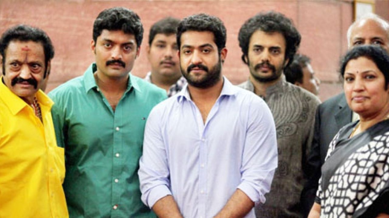 ડી પુરંદેશ્વરીને 7 ભાઈઓ અને 3 બહેનો છે. તેમણે 1979માં સાઉથ ઈન્ડિયન એજ્યુકેશનલ ટ્રસ્ટ એન્ડ વિમેન કોલેજ (ચેન્નાઈ) (જેનું નામ બદલીને બશીર અહેમદ સઈદ કોલેજ ફોર વિમેન રાખવામાં આવ્યું છે) માંથી સાહિત્યમાં બેચલર ઓફ આર્ટ્સ કર્યું છે,