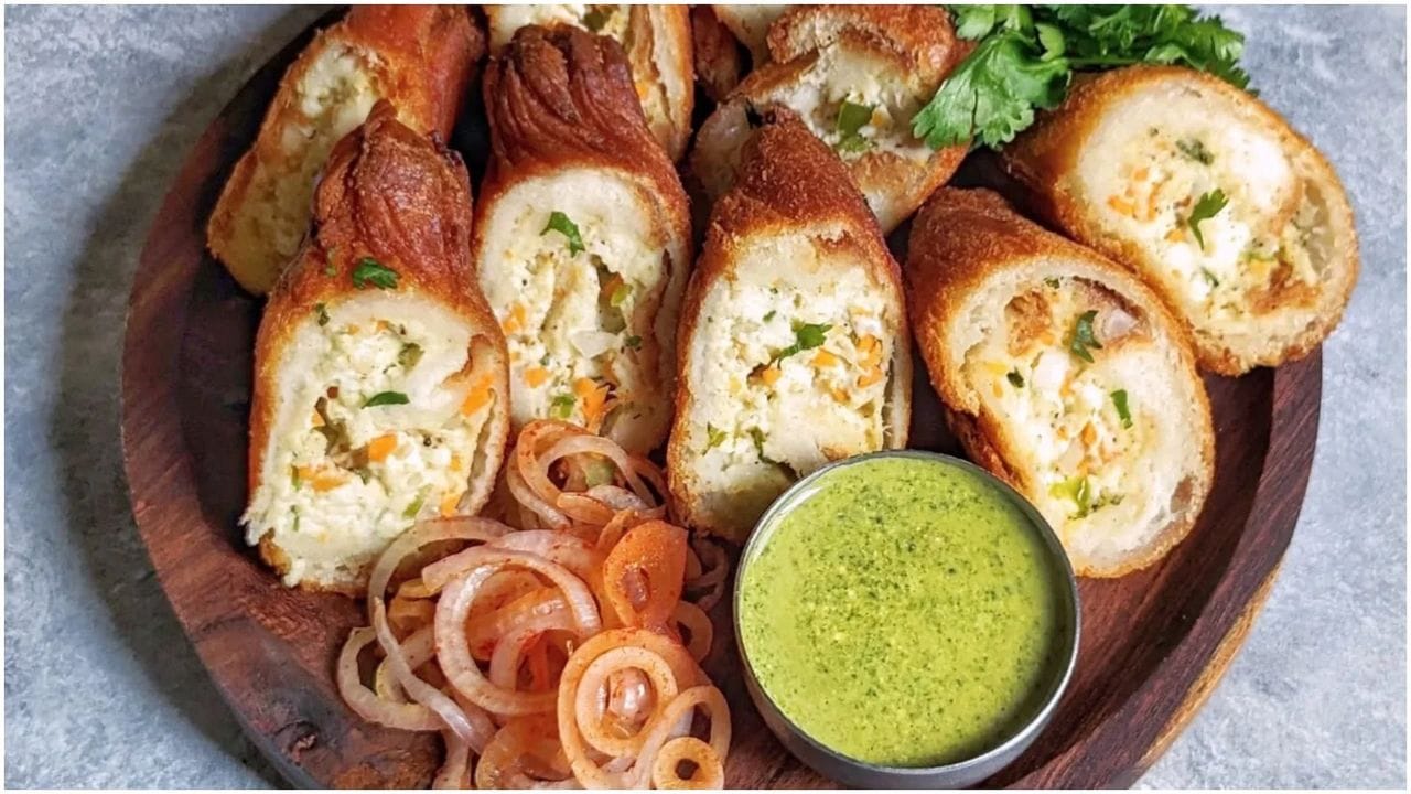 ગેસ પર એક પેન મૂકો, તેમાં તેલ ઉમેરો અને ગરમ કરો. તેલ ગરમ થાય એટલે તેમાં તૈયાર કરેલો શોલા ઉમેરો. શોલને ઝારાની મદદથી ફેરવીને ગોલ્ડન બ્રાઉન થાય ત્યાં સુધી તળો. શોલને તળવામાં ચારથી પાંચ મિનિટ લાગે છે. હવે આ તળેલા દહીંના ગોળા એક પ્લેટમાં કાઢો.