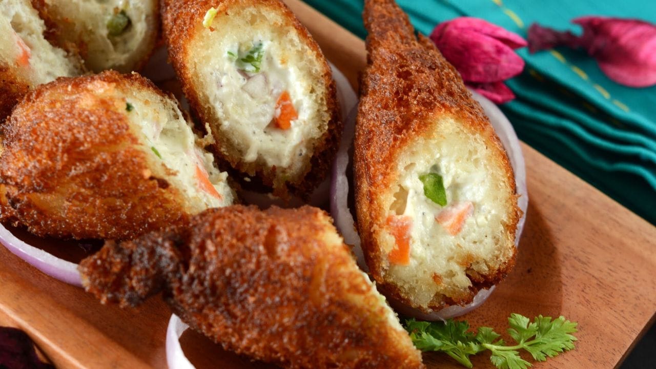 ધ્યાનમાં રાખો કે દહીં શોલાને તળવા માટે તમારે હંમેશા મીડિયમ- હાઈ ફ્લેમ પર તેલ ગરમ કરો. જો તેલ ઓછું ગરમ હોય, તો દહીંના રોલ્સને તળવામાં વધુ સમય લાગશે અને તળતી વખતે દહીંનું ભરણ પણ રોલમાંથી બહાર આવી શકે છે. જો તેલ ખૂબ ગરમ હોય, તો બ્રેડનો ઉપરનો ભાગ ઝડપથી તળાઈ જશે અને ક્રિસ્પી નહીં થાય.