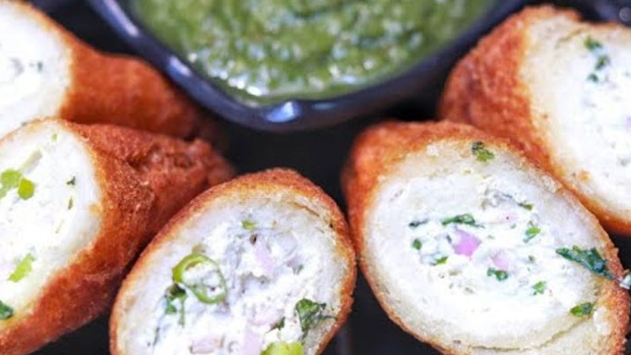 દહીંના શોલે બનાવવા માટે બ્રેડ, હંગ કર્ડ ( દહીંનો મઠ્ઠો ), પનીર, કેપ્સિકમ, ગાજર, લીલા મરચા, લીલા ધાણા, કાળા મરી પાઉડર, મેંદો, તેલની સહિતની વસ્તુની જરુર પડશે.