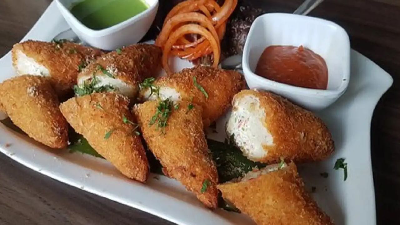 ત્યારબાદ તેમાં ઝીણા કાપેલા કેપ્સિકમ, ગાજર, લીલા ધાણા અને લીલા મરચાં, કાળા મરી પાવડર અને સ્વાદ મુજબ મીઠું ઉમેરીને સારી રીતે મિક્સ કરો.