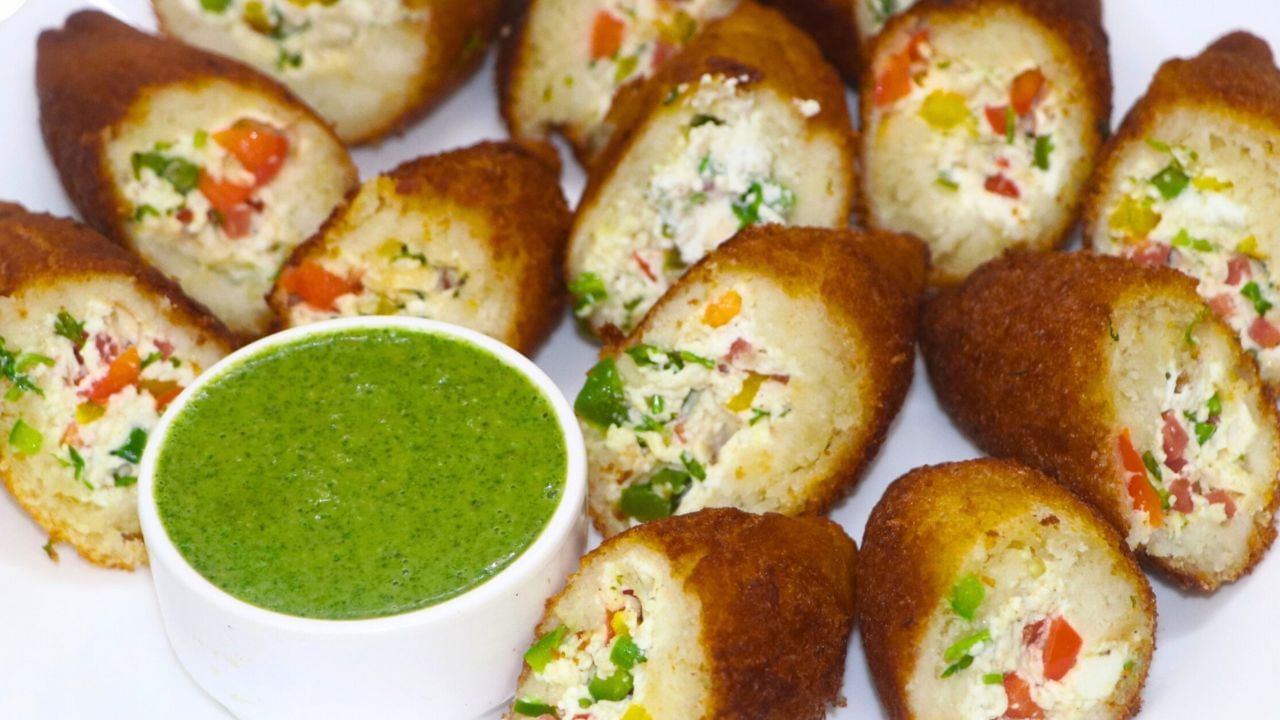 હવે મેંદો લો અને તેમાં થોડું થોડું પાણી ઉમેરીને પાતળું બેટર બનાવો. આ દ્રાવણમાં ગઠ્ઠા ન બને તેનું ધ્યાન રાખો. આ પછી, બ્રેડ લો અને છરીની મદદથી તેની કિનારીઓ કાપી લો. પછી એક કાપેલી બ્રેડ લો તેને વણી લો.