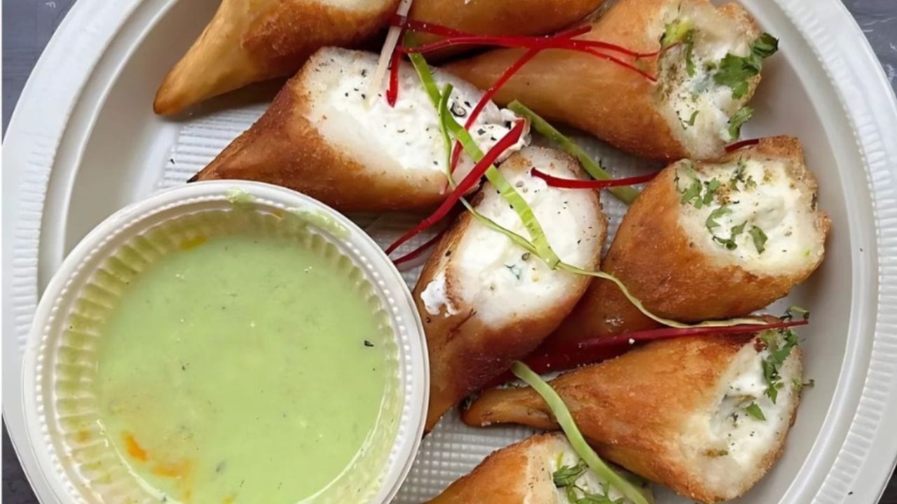 કાપેલી બ્રેડ પર એક ચમચી પનીર સ્ટફિંગ મૂકો અને બ્રેડની કિનારીઓ પર મેંદાનું દ્રાવણ લગાવો અને તેને રોલ કરો. બ્રેડની કિનારીઓ યોગ્ય રીતે ચોંટી જાય તે માટે, બ્રેડ રોલને પોલીથીન શીટ પર મૂકો અને તેને ફરી એકવાર રોલ કરો.